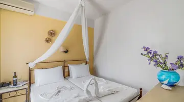 Golden Bay Apartments - Pool & Garden Retreat