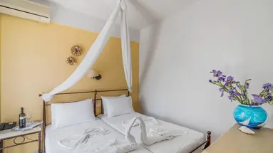Golden Bay Apartments - Pool & Garden Retreat