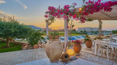 Golden Bay Apartments - Pool & Garden Retreat