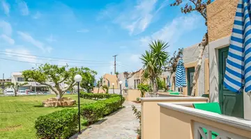 Golden Bay Apartments - Pool & Garden Retreat