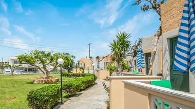 Golden Bay Apartments - Pool & Garden Retreat