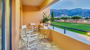 Golden Bay Apartments - Pool & Garden Retreat