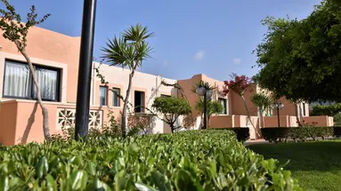 Golden Bay Apartments - Pool & Garden Retreat
