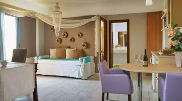 Golden Bay Apartments - Pool & Garden Retreat