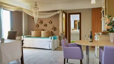Golden Bay Apartments - Pool & Garden Retreat