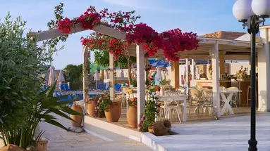 Golden Bay Apartments - Pool & Garden Retreat