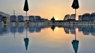 Golden Bay Apartments - Pool & Garden Retreat