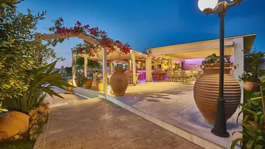Golden Bay Apartments - Pool & Garden Retreat