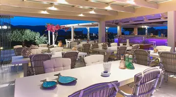 Golden Bay Apartments - Pool & Garden Retreat