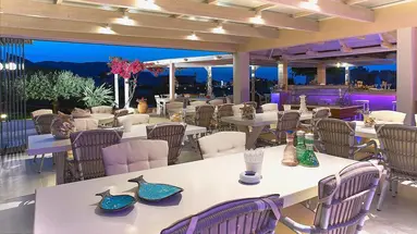 Golden Bay Apartments - Pool & Garden Retreat