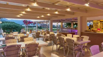 Golden Bay Apartments - Pool & Garden Retreat