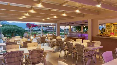 Golden Bay Apartments - Pool & Garden Retreat