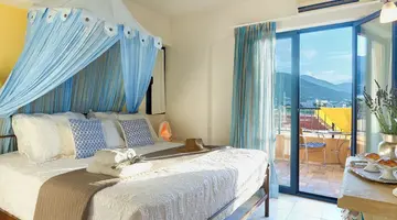Golden Bay Apartments - Pool & Garden Retreat