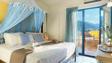 Golden Bay Apartments - Pool & Garden Retreat