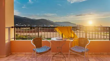 Golden Bay Apartments - Pool & Garden Retreat