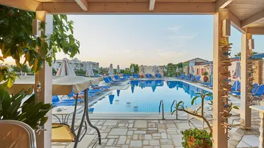 Golden Bay Apartments - Pool & Garden Retreat