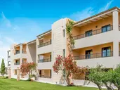 Golden Bay Apartments - Pool & Garden Retreat