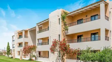 Golden Bay Apartments - Pool & Garden Retreat