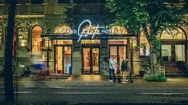 Grand Poet Hotel by Semarah
