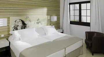 H10 WHITE SUITES