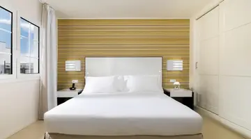 H10 WHITE SUITES