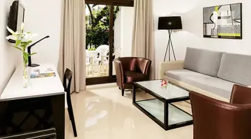 H10 White Suites