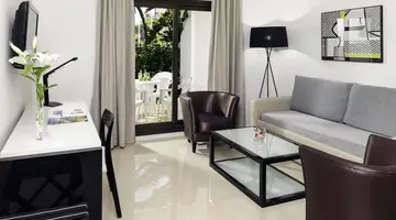 H10 White Suites