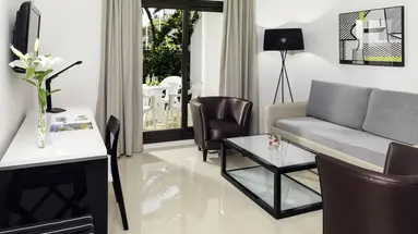 H10 White Suites