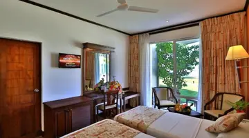 Hibiscus Beach Hotel & Villas