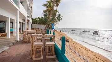 HIKKADUWA BEACH