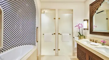 Hilton Salwa Beach Resort & Villas
