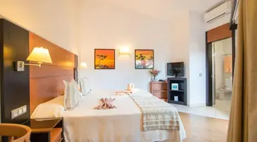 HL Miraflor Suites