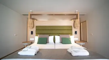 HL Miraflor Suites