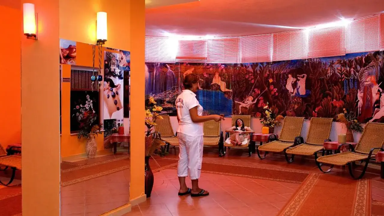 HOLIDAY GARDEN RESORT