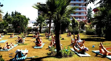 HOLIDAY GARDEN RESORT