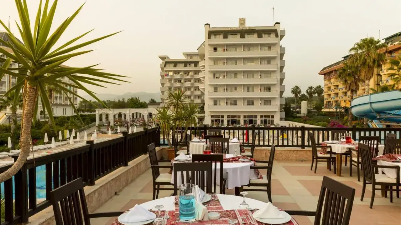 HOLIDAY GARDEN RESORT