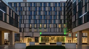 Holiday Inn Dubai Al-Maktoum Airport