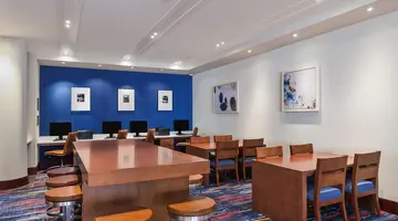 Holiday Inn Express and Suites Fisherman s Wharf