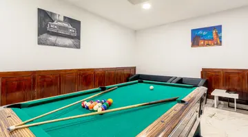 HOLIDAY PARK HOTEL