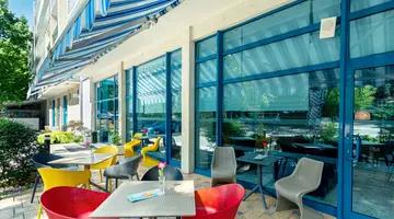 HOLIDAY PARK HOTEL