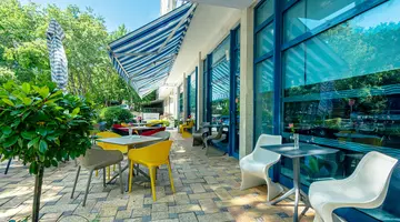 HOLIDAY PARK HOTEL