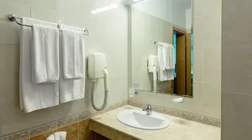 HOLIDAY PARK HOTEL