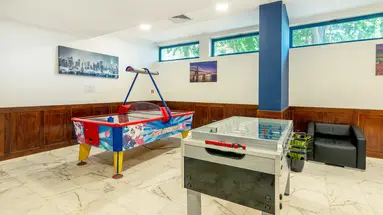 HOLIDAY PARK HOTEL