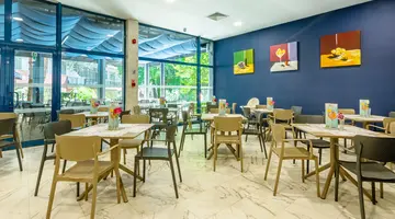 HOLIDAY PARK HOTEL