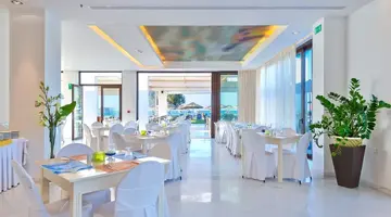 Hotel Geraniotis Beach