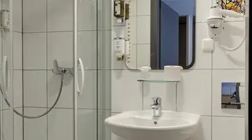 Hotel H12