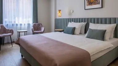 Hotel H12