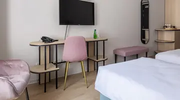 Hotel H12
