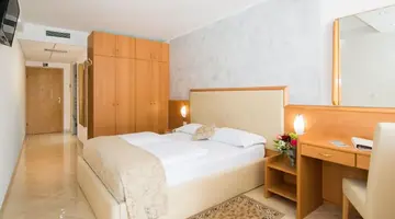 HOTEL HEDERA****