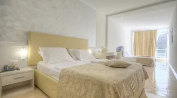 HOTEL HEDERA****